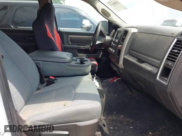 2019 Ram 1500 Big Horn z VIN 1C6RR6TT1KS593811, wystawiony jako IAAI lot #42006658 z przebiegiem 169 121 mil mil oraz . Historia ofert i sprzedaży dostępna na DreamBid. Obrazek 5.