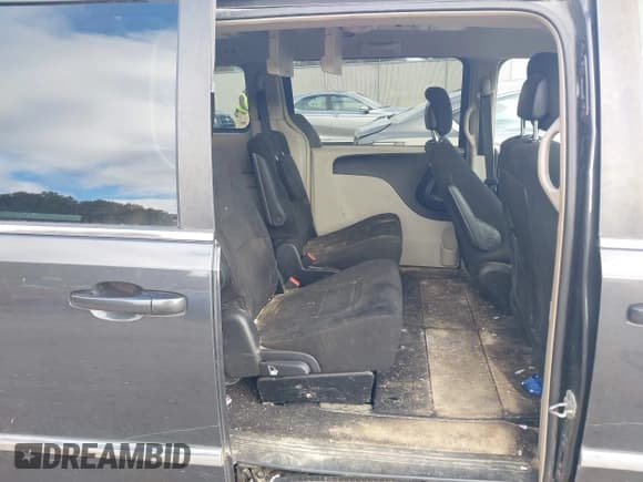 ✅ 2011 Chrysler Town & Country Touring • VIN: 2A4RR5DG8BR775764 • Lot: 43512071. Listed on IAAI with 187,100 mi. Free auction sales archive from the USA and detailed vehicle history report at DreamBid. Image 8.