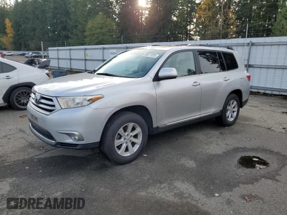 ✅ 2013 Toyota Highlander Plus • VIN: 5TDBK3EH6DS209247 • Лот: 93671325. Опубликован ранее на Copart с пробегом 140 610 миль. Бесплатный доступ к архиву аукционных продаж из США и подробный отчёт об истории автомобиля на DreamBid. Изображение 1.