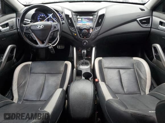 ✅ 2015 Hyundai Veloster Turbo • VIN: KMHTC6AE8FU235003 • Lot: 84561424. Wystawiony na Copart z przebiegiem 123 042 mil. Bezpłatny archiwum sprzedaży aukcyjnych z USA i szczegółowy raport historii pojazdu na DreamBid. Zdjęcie 8.