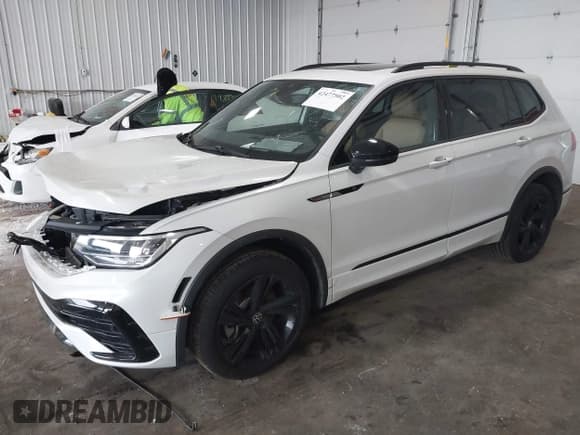 ✅ 2024 Volkswagen Tiguan SE R-Line Black • VIN: 3VV8B7AX7RM059124 • Lot: 42477502. Wystawiony na IAAI z przebiegiem 16 891 mil. Bezpłatny archiwum sprzedaży aukcyjnych z USA i szczegółowy raport historii pojazdu na DreamBid. Zdjęcie 17.