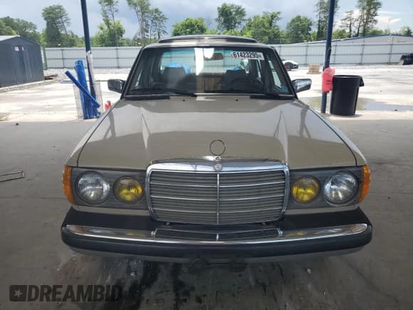 ✅ 1982 Mercedes-Benz 240 • VIN: WDBAB23A5CB334921 • Lot: 61423295. Wystawiony na Copart z przebiegiem 289 133 mil. Bezpłatny archiwum sprzedaży aukcyjnych z USA i szczegółowy raport historii pojazdu na DreamBid. Zdjęcie 5.