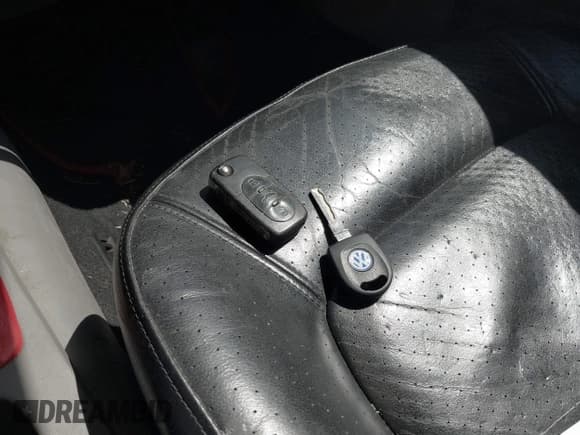 ✅ 2000 Volkswagen Beetle GLX • VIN: 3VWDD21C9YM430514 • Lot: 41975527. Listed on IAAI with 127,964 mi. Free auction sales archive from the USA and detailed vehicle history report at DreamBid. Image 11.