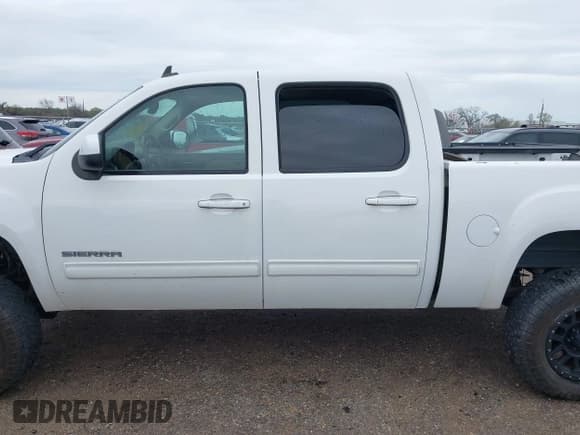 ✅ 2010 GMC Sierra 1500 • VIN: 3GTXKWE26AG242746 • Лот: 41892737. Опубликован ранее на IAAI с пробегом 248 429 миль. Бесплатный доступ к архиву аукционных продаж из США и подробный отчёт об истории автомобиля на DreamBid. Изображение 14.