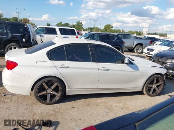 ✅ 2015 BMW 3 Series 328i • VIN: WBA3A5G52FNS86922 • Лот: 43310305. Опубликован ранее на IAAI с пробегом 153 339 миль. Бесплатный доступ к архиву аукционных продаж из США и подробный отчёт об истории автомобиля на DreamBid. Изображение 14.