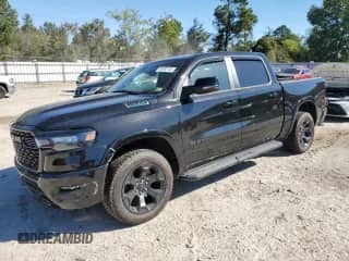 2025 Ram 1500 Big Horn z VIN 1C6RRFFG4SN635837, wystawiony jako Copart lot #85282145 z przebiegiem 11 916 mil mil oraz Szkoda całkowita • Salvage title. Historia ofert i sprzedaży dostępna na DreamBid. Obrazek 1.