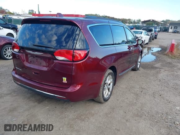 ✅ 2017 Chrysler Pacifica Touring L • VIN: 2C4RC1BG3HR636203 • Lot: 43478720. Listed on IAAI with 162,084 mi. Free auction sales archive from the USA and detailed vehicle history report at DreamBid. Image 4.
