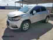 2018 Chevrolet Trax LS z VIN 3GNCJKSB1JL237743, wystawiony jako Copart lot #81329025 z przebiegiem 57 945 mil mil oraz Szkoda całkowita • Salvage title. Historia ofert i sprzedaży dostępna na DreamBid. Obrazek 1.
