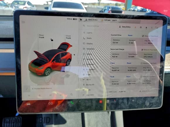 ✅ 2023 Tesla Model Y Long Range • VIN: 7SAYGDEE0PF872641 • Lot: 93860025. Wystawiony na Copart z przebiegiem 31 991 mil. Bezpłatny archiwum sprzedaży aukcyjnych z USA i szczegółowy raport historii pojazdu na DreamBid. Zdjęcie 9.