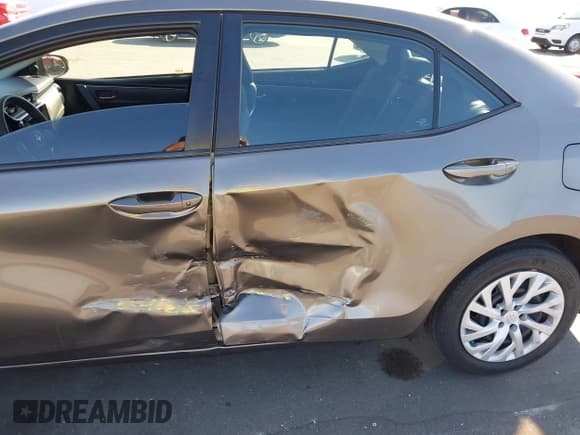 ✅ 2018 Toyota Corolla SE • VIN: 5YFBURHE2JP775327 • Lot: 43616858. Listed on IAAI with 41,155 mi. Free auction sales archive from the USA and detailed vehicle history report at DreamBid. Image 6.