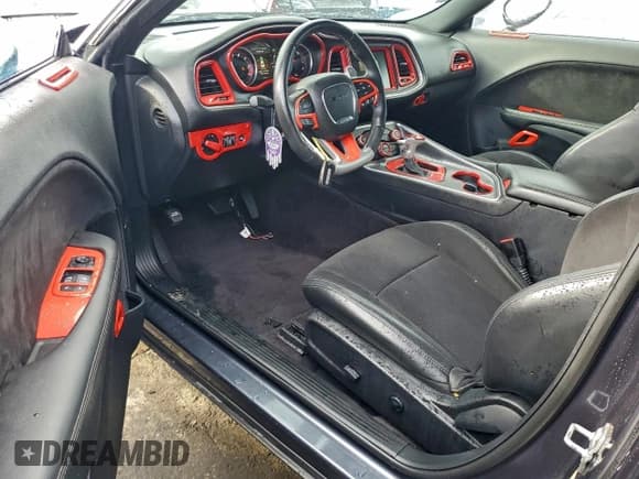 ✅ 2016 Dodge Challenger SRT 392 • VIN: 2C3CDZDJ1GH326392 • Lot: 91478375. Wystawiony na Copart z przebiegiem 37 721 mil. Bezpłatny archiwum sprzedaży aukcyjnych z USA i szczegółowy raport historii pojazdu na DreamBid. Zdjęcie 8.