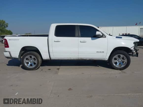 2021 Ram 1500 Lone Star z VIN 1C6SRFFT2MN587479, wystawiony jako IAAI lot #43372680 z przebiegiem 82 917 mil mil oraz . Historia ofert i sprzedaży dostępna na DreamBid. Obrazek 14.