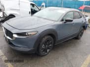✅ 2023 Mazda CX-30 Premium • VIN: 3MVDMBDYXPM556775 • Lot: 43704985. Wystawiony na IAAI z przebiegiem 13 700 mil. Bezpłatny archiwum sprzedaży aukcyjnych z USA i szczegółowy raport historii pojazdu na DreamBid. Zdjęcie 17.