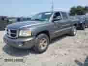2008 Dodge Dakota SLT z VIN 1D7HE48K08S567882, wystawiony jako Copart lot #67231255 z przebiegiem 83 525 mil mil oraz Szkoda całkowita • Salvage title. Historia ofert i sprzedaży dostępna na DreamBid. Obrazek 1.