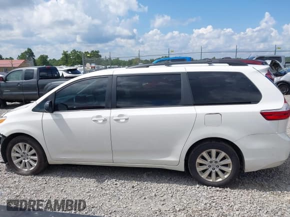 ✅ 2015 Toyota Sienna LE • VIN: 5TDJK3DC7FS125121 • Lot: 42998976. Listed on IAAI with 110,678 mi. Free auction sales archive from the USA and detailed vehicle history report at DreamBid. Image 15.