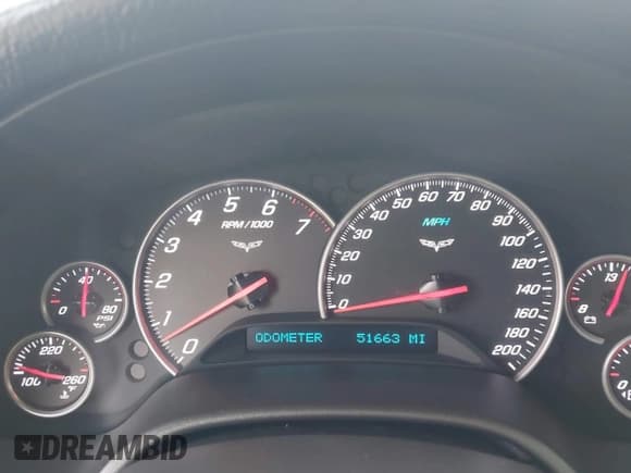 ✅ 2006 Chevrolet Corvette • VIN: 1G1YY26U065101335 • Lot: 43752836. Wystawiony na IAAI z przebiegiem 51 663 mil. Bezpłatny archiwum sprzedaży aukcyjnych z USA i szczegółowy raport historii pojazdu na DreamBid. Zdjęcie 7.