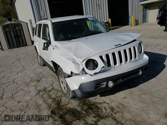 ✅ 2016 Jeep Patriot Sport • VIN: 1C4NJRBB7GD519930 • Lot: 90755025. Wystawiony na Copart z przebiegiem 96 570 mil. Bezpłatny archiwum sprzedaży aukcyjnych z USA i szczegółowy raport historii pojazdu na DreamBid. Zdjęcie 14.