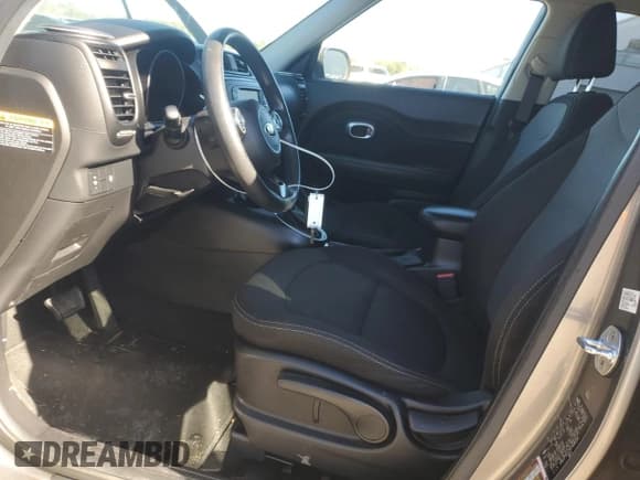 ✅ 2017 Kia Soul + • VIN: KNDJP3A57H7496154 • Lot: 86879465. Wystawiony na Copart z przebiegiem 99 733 mil. Bezpłatny archiwum sprzedaży aukcyjnych z USA i szczegółowy raport historii pojazdu na DreamBid. Zdjęcie 7.