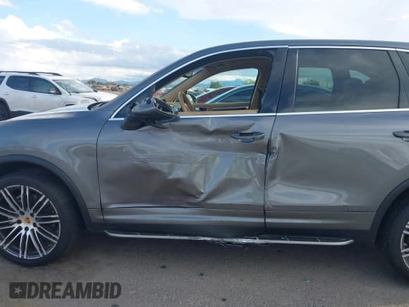 ✅ 2016 Porsche Cayenne S • VIN: WP1AB2A22GLA93637 • Лот: 43324749. Опубликован ранее на IAAI с пробегом 71 396 миль. Бесплатный доступ к архиву аукционных продаж из США и подробный отчёт об истории автомобиля на DreamBid. Изображение 6.