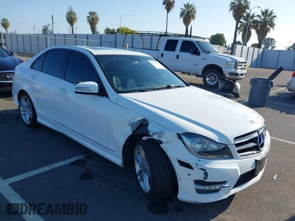 ✅ 2014 Mercedes-Benz C 250 Sport • VIN: WDDGF4HB6EA956276 • Lot: 42111034. Wystawiony na IAAI z przebiegiem 90 396 mil. Bezpłatny archiwum sprzedaży aukcyjnych z USA i szczegółowy raport historii pojazdu na DreamBid. Zdjęcie 1.
