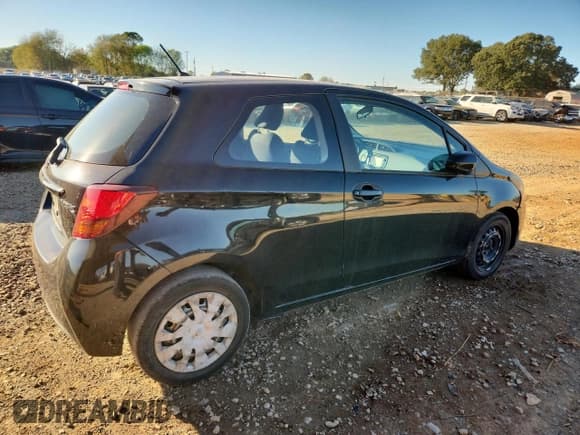 ✅ 2015 Toyota Yaris L • VIN: VNKJTUD3XFA022718 • Лот: 82523985. Опубликован ранее на Copart с пробегом 304 519 миль. Бесплатный доступ к архиву аукционных продаж из США и подробный отчёт об истории автомобиля на DreamBid. Изображение 3.