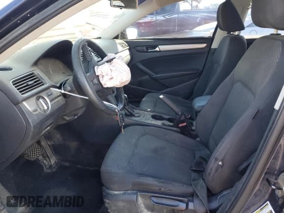 ✅ 2013 Volkswagen Passat S • VIN: 1VWAP7A30DC055261 • Lot: 82467005. Wystawiony na Copart z przebiegiem 138 824 mil. Bezpłatny archiwum sprzedaży aukcyjnych z USA i szczegółowy raport historii pojazdu na DreamBid. Zdjęcie 7.