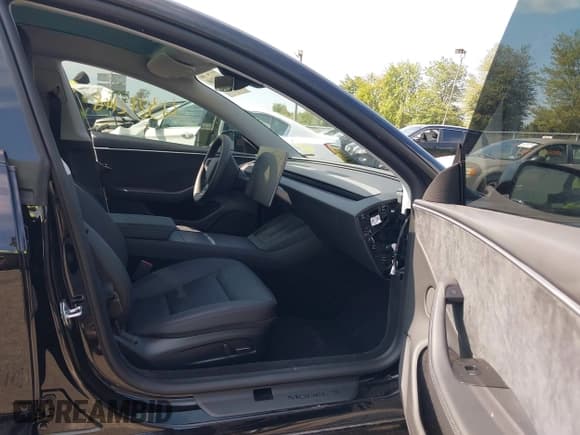 ✅ 2025 Tesla Model 3 Long Range • VIN: 5YJ3E1EB5SF926431 • Lot: 43212168. Wystawiony na IAAI z przebiegiem 8 284 mil. Bezpłatny archiwum sprzedaży aukcyjnych z USA i szczegółowy raport historii pojazdu na DreamBid. Zdjęcie 5.