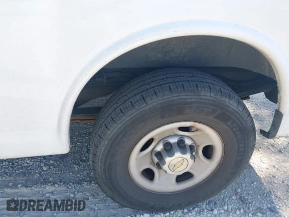 ✅ 2014 Chevrolet Express Cargo • VIN: 1GCWGFCGXE1134971 • Lot: 43158546. Wystawiony na IAAI z przebiegiem 105 034 mil. Bezpłatny archiwum sprzedaży aukcyjnych z USA i szczegółowy raport historii pojazdu na DreamBid. Zdjęcie 6.