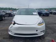 ✅ 2022 Tesla Model Y Long Range • VIN: 7SAYGDEE1NF354678 • Lot: 42284727. Wystawiony na IAAI z przebiegiem 86 112 mil. Bezpłatny archiwum sprzedaży aukcyjnych z USA i szczegółowy raport historii pojazdu na DreamBid. Zdjęcie 12.