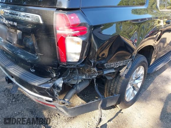 ✅ 2021 Chevrolet Suburban LT • VIN: 1GNSKCKD1MR382911 • Lot: 43016739. Wystawiony na IAAI z przebiegiem 210 049 mil. Bezpłatny archiwum sprzedaży aukcyjnych z USA i szczegółowy raport historii pojazdu na DreamBid. Zdjęcie 6.