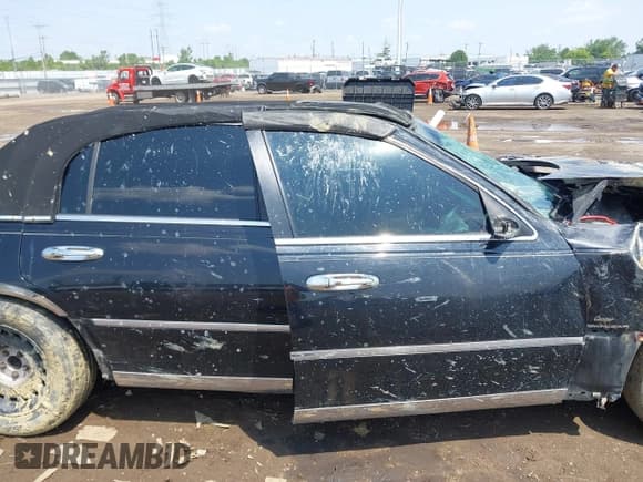 ✅ 1999 Lincoln Town Car Cartier • VIN: 1LNHM83W0XY673738 • Lot: 42437877. Listed on IAAI with 143,018 mi. Free auction sales archive from the USA and detailed vehicle history report at DreamBid. Image 14.