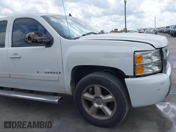 ✅ 2008 Chevrolet Silverado 1500 1LT • VIN: 3GCEC13J98G295808 • Lot: 43534433. Wystawiony na IAAI z przebiegiem 285 031 mil. Bezpłatny archiwum sprzedaży aukcyjnych z USA i szczegółowy raport historii pojazdu na DreamBid. Zdjęcie 17.