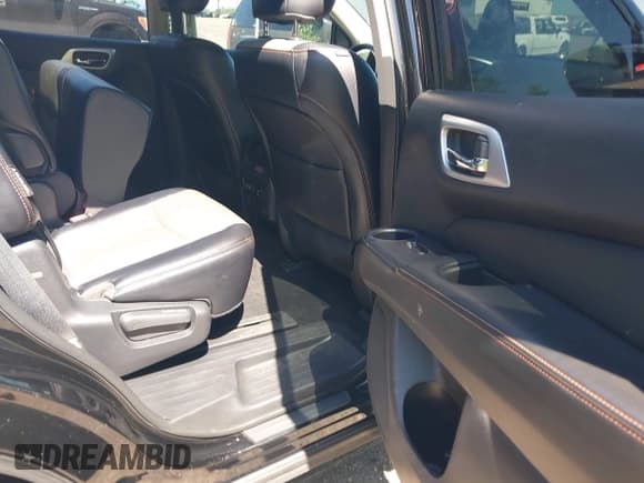 ✅ 2019 Nissan Pathfinder SV • VIN: 5N1DR2MM2KC642006 • Lot: 42301997. Wystawiony na IAAI z przebiegiem 95 716 mil. Bezpłatny archiwum sprzedaży aukcyjnych z USA i szczegółowy raport historii pojazdu na DreamBid. Zdjęcie 8.