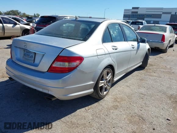 ✅ 2010 Mercedes-Benz C 300 Sport • VIN: WDDGF5EB5AR121680 • Lot: 43577369. Wystawiony na IAAI z przebiegiem 262 716 mil. Bezpłatny archiwum sprzedaży aukcyjnych z USA i szczegółowy raport historii pojazdu na DreamBid. Zdjęcie 4.