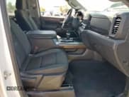 ✅ 2024 Chevrolet Silverado 1500 LT Trail Boss • VIN: 3GCUDFEDXRG243117 • Lot: 69073085. Wystawiony na Copart z przebiegiem 61 981 mil. Bezpłatny archiwum sprzedaży aukcyjnych z USA i szczegółowy raport historii pojazdu na DreamBid. Zdjęcie 7.