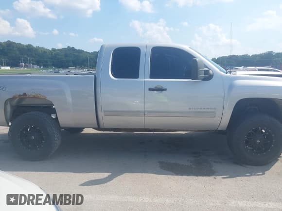 ✅ 2011 Chevrolet Silverado 1500 LS • VIN: 1GCRKREA4BZ421998 • Lot: 42973335. Listed on IAAI with 135,098 mi. Free auction sales archive from the USA and detailed vehicle history report at DreamBid. Image 13.