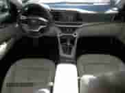 2018 Hyundai Elantra SE z VIN 5NPD74LFXJH368503, wystawiony jako Copart lot #82772435 z przebiegiem 62 678 mil mil oraz Szkoda całkowita • Salvage title. Historia ofert i sprzedaży dostępna na DreamBid. Obrazek 8.