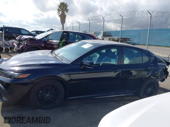 2022 Toyota Camry SE z VIN 4T1G11AK6NU053153, wystawiony jako IAAI lot #41933655 z przebiegiem 44 044 mil mil oraz . Historia ofert i sprzedaży dostępna na DreamBid. Obrazek 14.