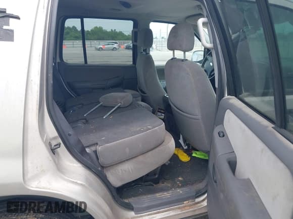 ✅ 2005 Ford Explorer XLT • VIN: 1FMZU63K15UA09278 • Lot: 42797948. Wystawiony na IAAI z przebiegiem Nie podano. Bezpłatny archiwum sprzedaży aukcyjnych z USA i szczegółowy raport historii pojazdu na DreamBid. Zdjęcie 8.