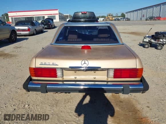 ✅ 1984 Mercedes-Benz 380 SL • VIN: WDBBA45AXEA012235 • Лот: 43484647. Опубликован ранее на IAAI с пробегом 169 485 миль. Бесплатный доступ к архиву аукционных продаж из США и подробный отчёт об истории автомобиля на DreamBid. Изображение 16.
