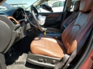 ✅ 2015 Chevrolet Traverse LT • VIN: 1GNKRHKD3FJ310697 • Lot: 71625404. Wystawiony na Copart z przebiegiem 124 468 mil. Bezpłatny archiwum sprzedaży aukcyjnych z USA i szczegółowy raport historii pojazdu na DreamBid. Zdjęcie 7.