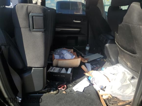 ✅ 2018 Toyota Tundra SR5 • VIN: 5TFEY5F18JX231961 • Лот: 70451115. Опубликован ранее на Copart с пробегом 153 074 миль. Бесплатный доступ к архиву аукционных продаж из США и подробный отчёт об истории автомобиля на DreamBid. Изображение 10.