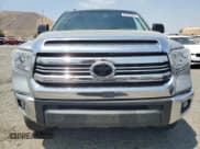 ✅ 2017 Toyota Tundra SR5 • VIN: 5TFEY5F10HX226067 • Lot: 65402895. Wystawiony na Copart z przebiegiem 129 941 mil. Bezpłatny archiwum sprzedaży aukcyjnych z USA i szczegółowy raport historii pojazdu na DreamBid. Zdjęcie 5.