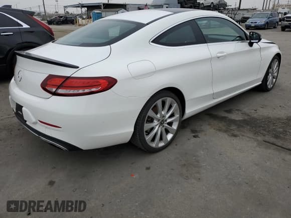 ✅ 2019 Mercedes-Benz C 300 • VIN: WDDWJ8DB9KF800304 • Lot: 69050365. Wystawiony na Copart z przebiegiem 51 248 mil. Bezpłatny archiwum sprzedaży aukcyjnych z USA i szczegółowy raport historii pojazdu na DreamBid. Zdjęcie 3.