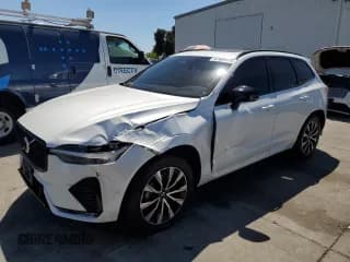 ✅ 2024 Volvo XC60 Plus Dark Theme • VIN: YV4L12RL3R1775416 • Лот: 67405075. Опубликован ранее на Copart с пробегом 25 949 миль. Бесплатный доступ к архиву аукционных продаж из США и подробный отчёт об истории автомобиля на DreamBid. Изображение 1.