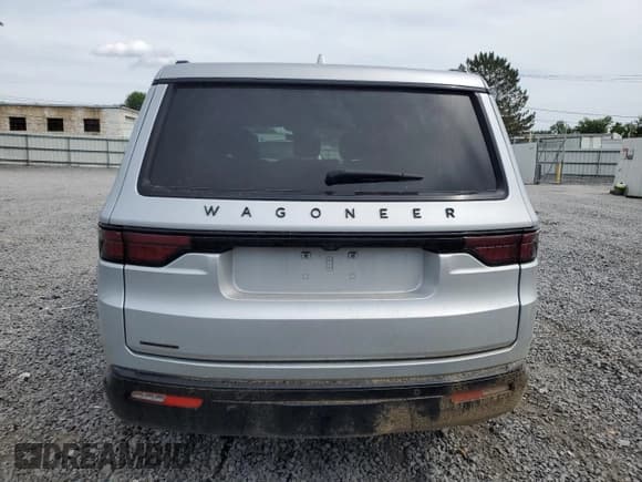 ✅ 2022 Jeep Wagoneer Series I • VIN: 1C4SJVAT2NS217038 • Lot: 62172605. Wystawiony na Copart z przebiegiem 62 514 mil. Bezpłatny archiwum sprzedaży aukcyjnych z USA i szczegółowy raport historii pojazdu na DreamBid. Zdjęcie 6.