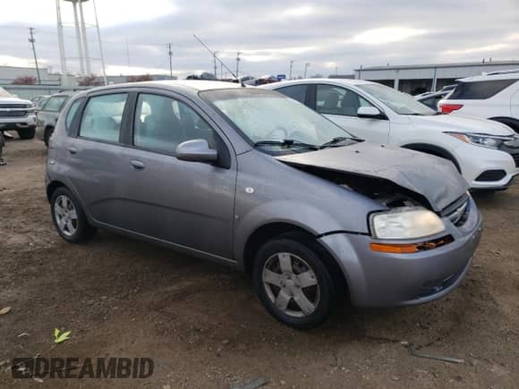 2007 Chevrolet Aveo LS z VIN KL1TD66637B749946, wystawiony jako Copart lot #83143564 z przebiegiem 74 030 mil mil oraz Szkoda całkowita • Salvage title. Historia ofert i sprzedaży dostępna na DreamBid. Obrazek 4.