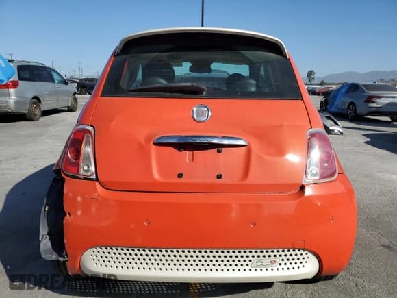 ✅ 2014 FIAT 500e • VIN: 3C3CFFGE1ET266948 • Lot: 57137835. Listed on Copart with 86,013 mi. Free auction sales archive from the USA and detailed vehicle history report at DreamBid. Image 6.