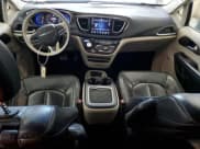 ✅ 2018 Chrysler Pacifica Hybrid Limited • VIN: 2C4RC1N72JR129441 • Lot: 56548175. Wystawiony na Copart z przebiegiem 154 459 mil. Bezpłatny archiwum sprzedaży aukcyjnych z USA i szczegółowy raport historii pojazdu na DreamBid. Zdjęcie 8.