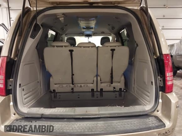 ✅ 2010 Chrysler Town & Country Limited • VIN: 2A4RR7DX5AR386462 • Lot: 41781713. Wystawiony na IAAI z przebiegiem 183 091 mil. Bezpłatny archiwum sprzedaży aukcyjnych z USA i szczegółowy raport historii pojazdu na DreamBid. Zdjęcie 18.